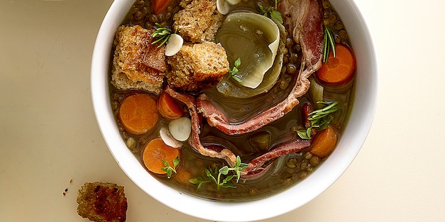 Soupe de lentilles au lard fumé et croûtons à l’ail