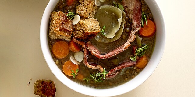 Soupe de lentilles au lard fumé et croûtons à l’ail