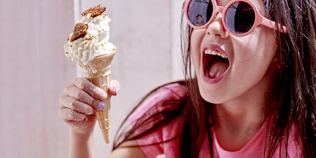 Glace aux morceaux de spéculoos et chantilly à l’amande