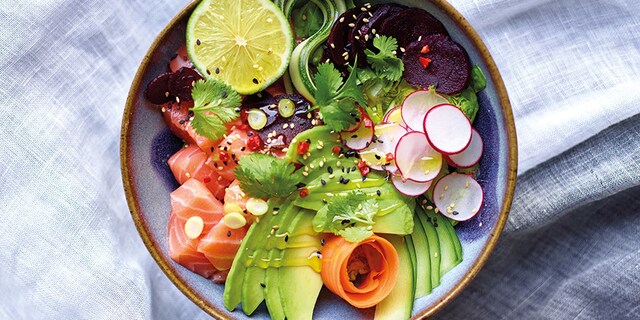 Poke bowl met zalm en groentepickle