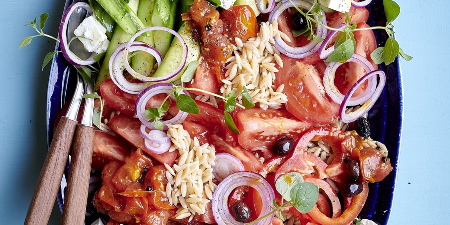 Griekse salade, dressing met gegrilde tomaten