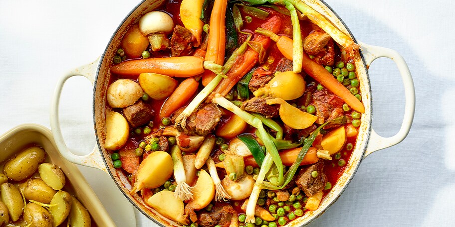 Lamstoofpot met lentegroenten