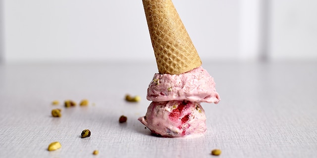 Cottage cheese aardbeienijs met pistachenoten