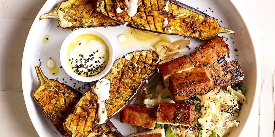 Tofu laqué, aubergines rôties et riz sauté aux oignons