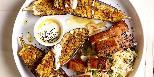 Tofu laqué, aubergines rôties et riz sauté aux oignons