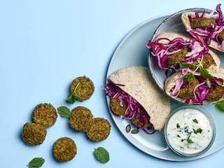 Pitta's met falafel, koolsla en yoghurtsaus  