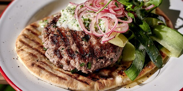 Lamsburgers met za’atar en komkommersaus