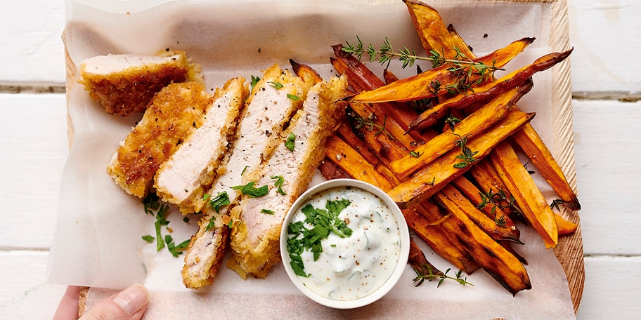 Kalkoenschnitzels met zoete aardappelfrietjes