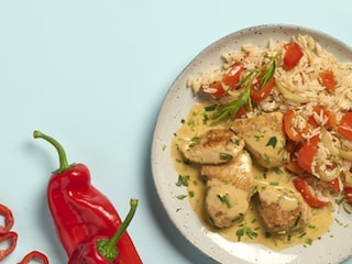 Escalopes de poulet au paprika et à l’estragon, riz sauté aux poivrons 