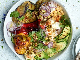 Gegrilde groentesalade, feta en kikkererwten