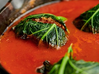 Gevulde koolbladeren met tomatensaus en wilde rijst