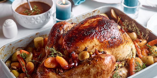 Gebraden kalkoen met wortelgroenten en gedroogde abrikozen