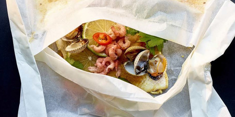 Papillote de loup aux crevettes grises et aux coques