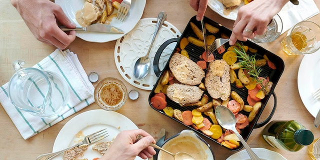 Vleesbrood met wortelen, wedges en pepersaus