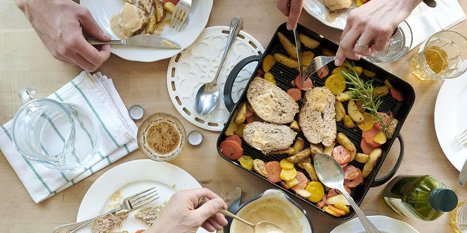 Vleesbrood met wortelen, wedges en pepersaus