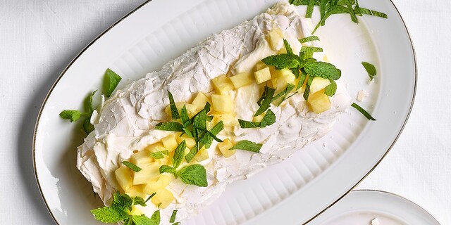 Bûche Pavlova à l’ananas, menthe et citron vert