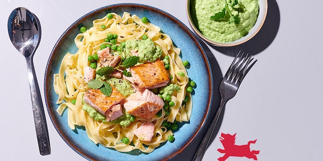 Tagliatelle met erwtjes en gegrilde zalm