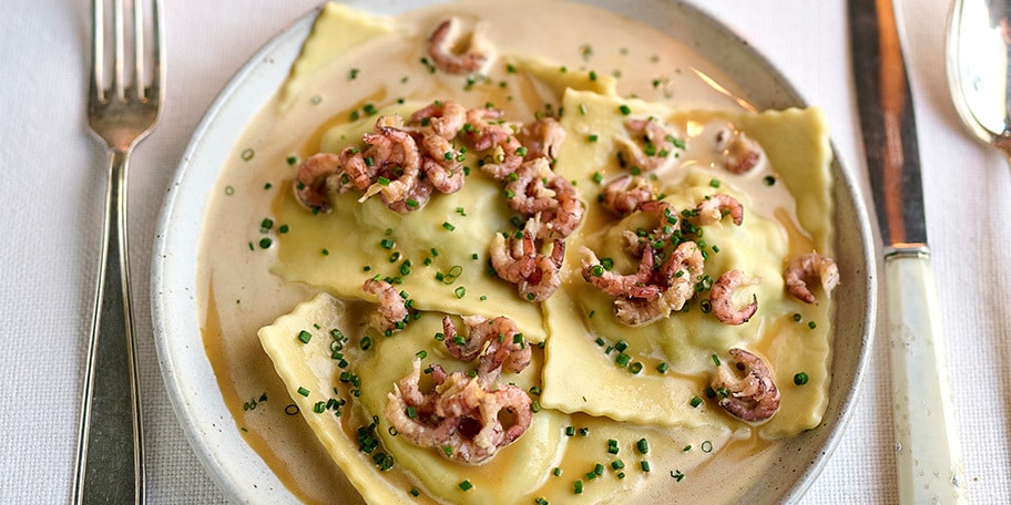 Ravioles aux crevettes grises, poireaux et bisque de crevettes