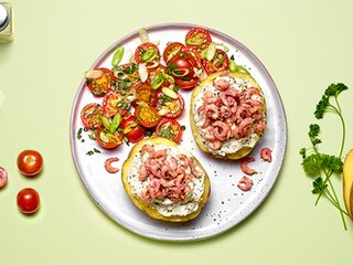 Aardappelen gevuld met grijze garnalen en een salade van kerstomaten