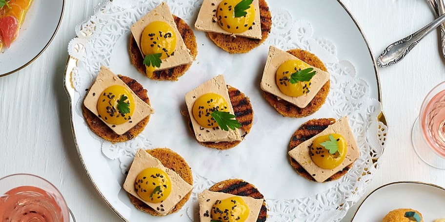 Toasts de pain d'épices au foie gras et à la mangue