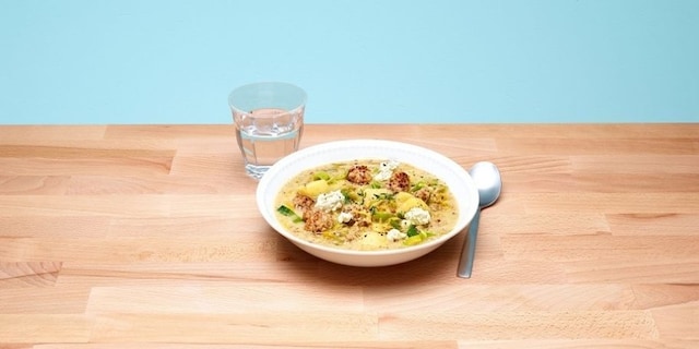 Maaltijdsoep met prei, gehakt en verse kaas