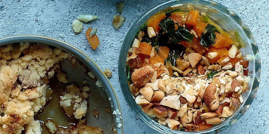 Lactosevrije crumble met pompoen, spinazie en noten