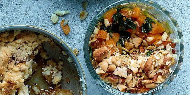 Lactosevrije crumble met pompoen, spinazie en noten