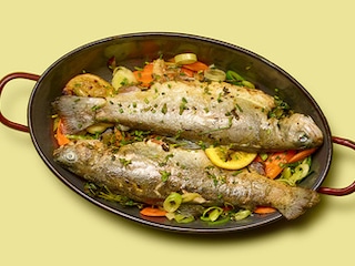 Forel met fijne groenten, kruiden en citroen