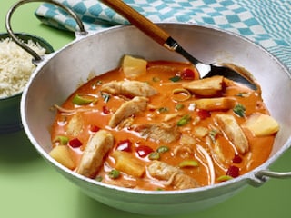 Wok van kip met rode curry en kokosmelk