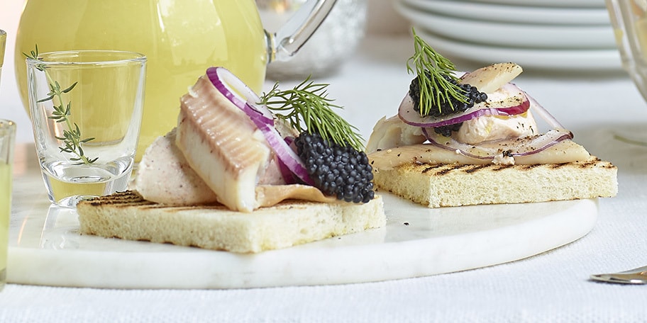 Briochetoasts met gerookte forel en haringpareltjes