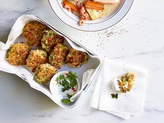 Shrimp cakes en yoghurtsaus