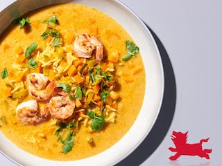 Soupe-repas aux crevettes, riz et lait de coco