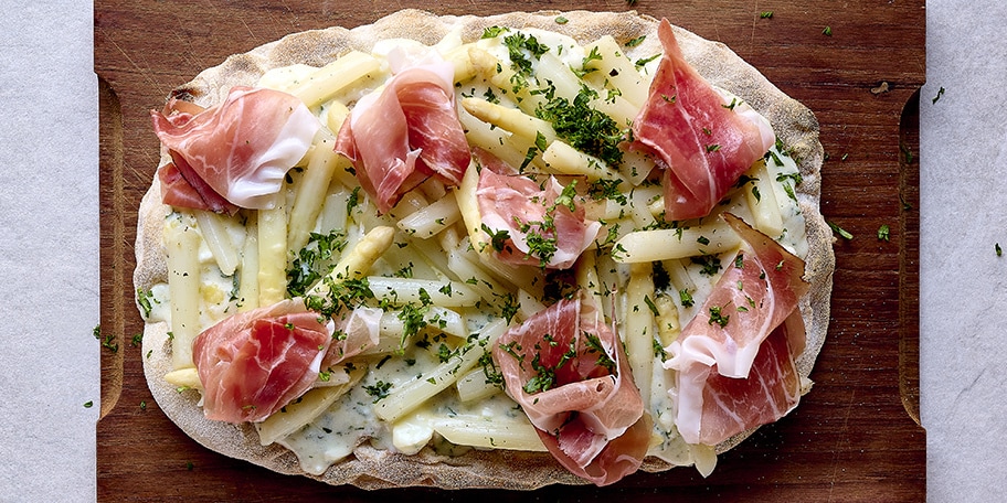 Pinsa aux asperges, speck et chèvre frais