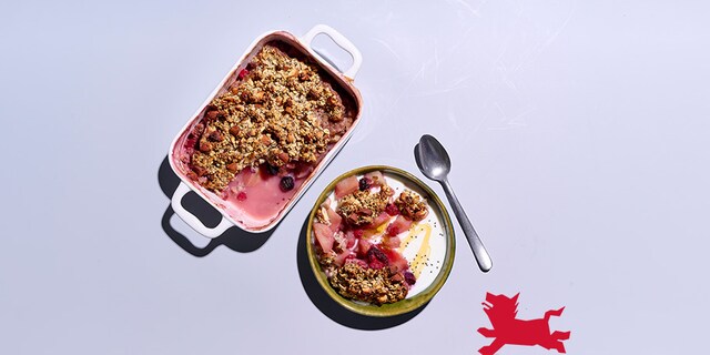 Ontbijtcrumble met appelen en bosvruchten