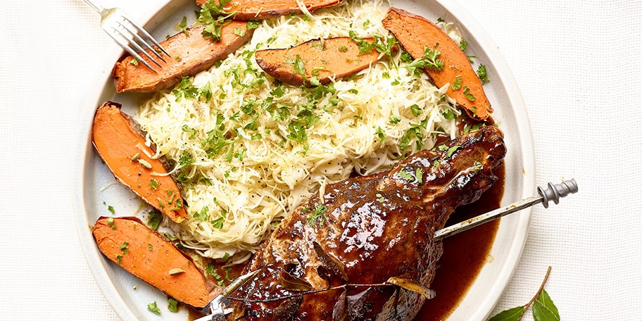 Gigot d’agneau à la broche en croûte à la Gouden Carolus, patates douces en chemise et salade de chou