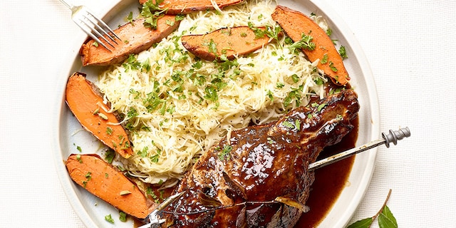 Gigot d’agneau à la broche en croûte à la Gouden Carolus, patates douces en chemise et salade de chou