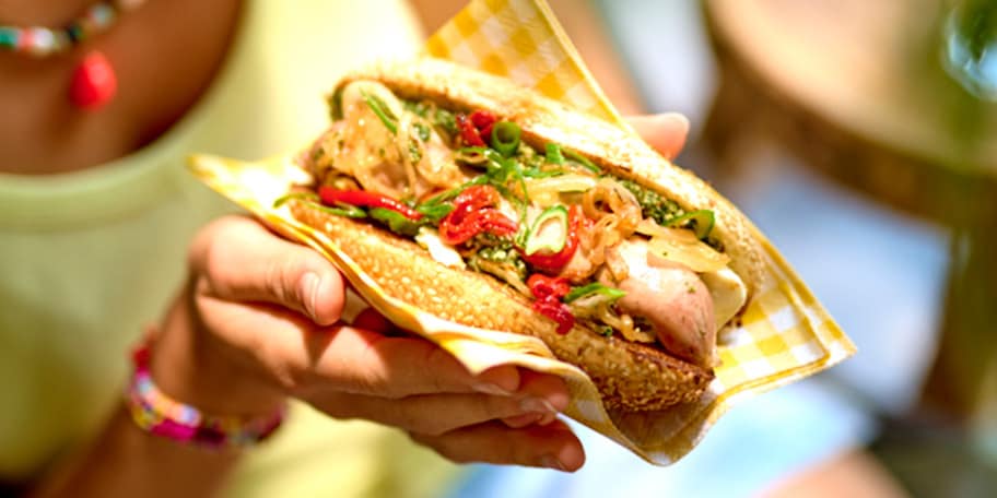 Veggie hotdog met mozzarella, pesto en uien