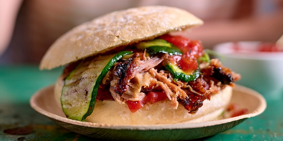 Bagnatbroodjes met pulled pork en gegrilde courgettes