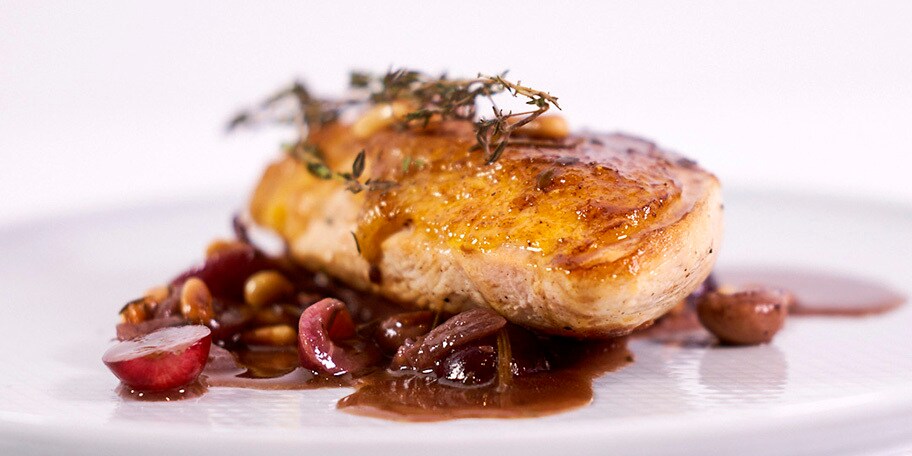 Coq au vin met witte wijn en druiven