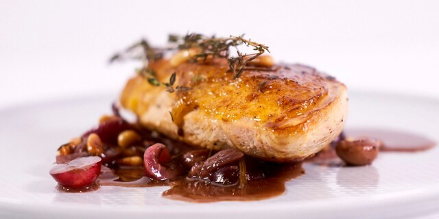 Coq au vin met witte wijn en druiven
