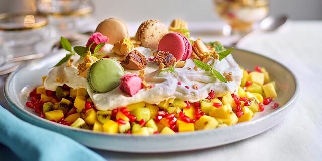 Exotische fruitsla met macarons 