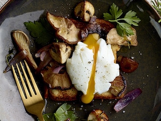 Briochetoast met champignons en gepocheerd ei