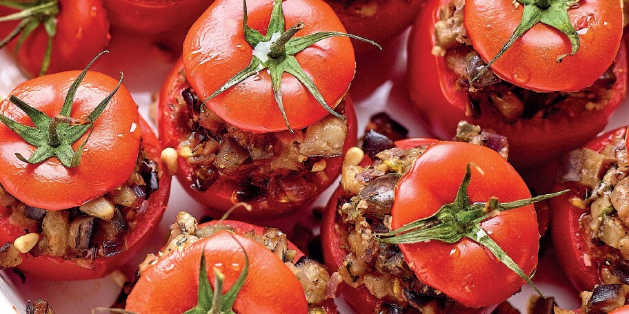 Zomerse gevulde tomaten met aubergine en olijven
