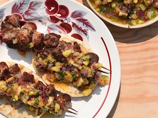 Brochettes de porc sur pain naan et salsa d'ananas grillé