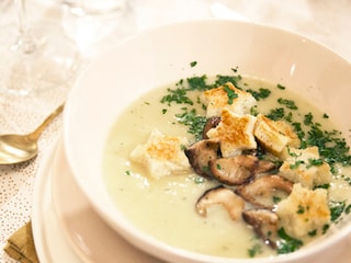 Soupe de panais avec des champignons des bois cuits 