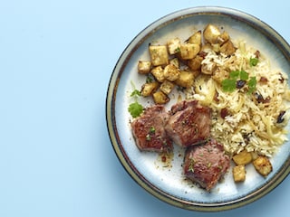 Côtes d’agneau, dés de céleri-rave au miel et riz basmati aux raisins