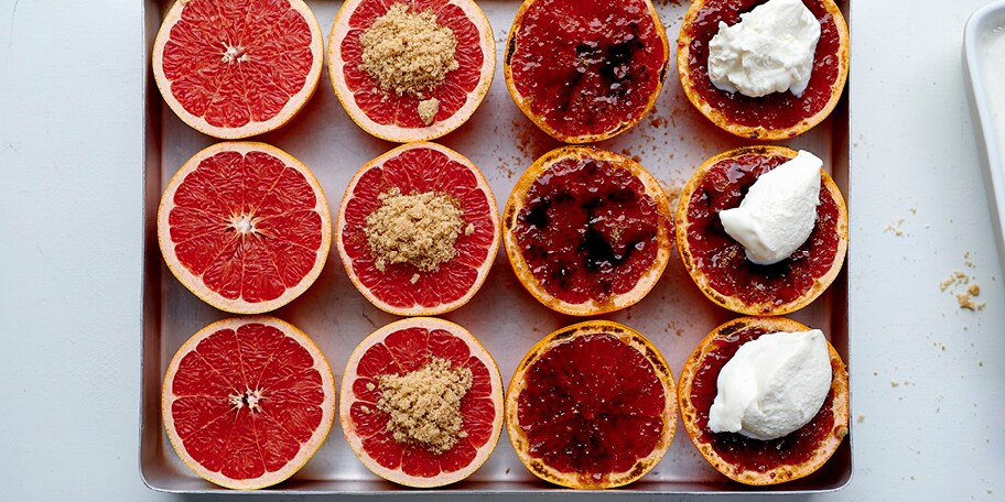 Pamplemousses caramélisés façon crème brûlée, yaourt glacé au miel