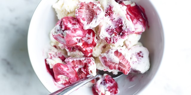 Glace marbrée vanille-framboises