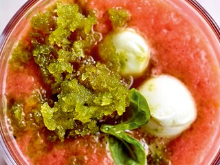 Watermeloengazpacho, mozzarella en basilicumgranité