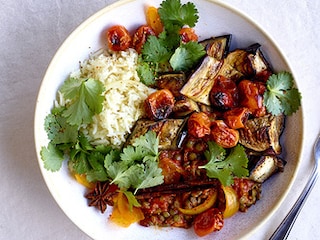 Dahl de lentilles aux légumes rôtis, riz à la coriandre